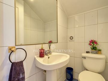 Amplia casa remodelada de 4 dormitorios + servicio y vista al mar – Jardines del Sur