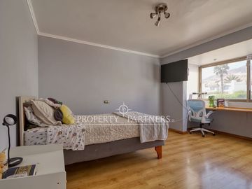 Amplia casa remodelada de 4 dormitorios + servicio y vista al mar – Jardines del Sur