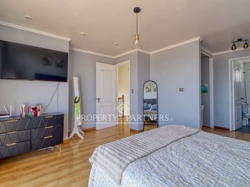 Amplia casa remodelada de 4 dormitorios + servicio y vista al mar – Jardines del Sur