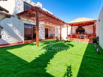 Amplia casa remodelada de 4 dormitorios + servicio y vista al mar – Jardines del Sur
