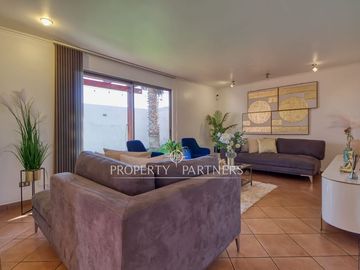 Amplia casa remodelada de 4 dormitorios + servicio y vista al mar – Jardines del Sur