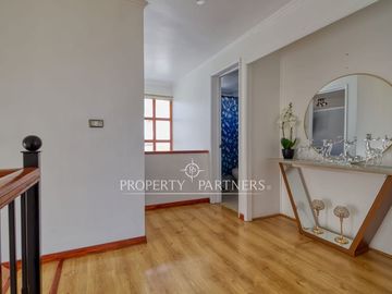 Amplia casa remodelada de 4 dormitorios + servicio y vista al mar – Jardines del Sur