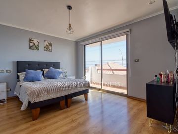 Amplia casa remodelada de 4 dormitorios + servicio y vista al mar – Jardines del Sur