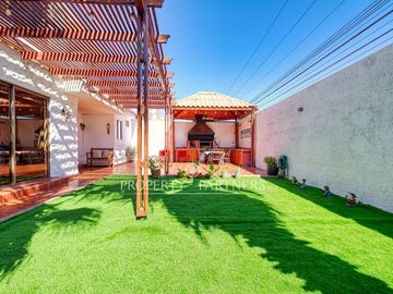 Amplia casa remodelada de 4 dormitorios + servicio y vista al mar – Jardines del Sur
