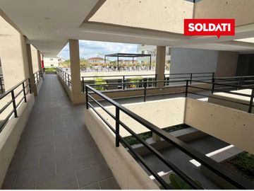 Departamento con jardín en Distrito Zug Caamaño Pilar – 2 ambientes, parrilla y 2 cocheras