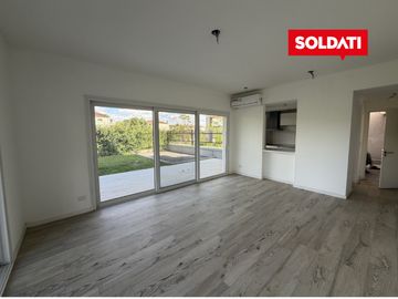 Departamento con jardín en Distrito Zug Caamaño Pilar – 2 ambientes, parrilla y 2 cocheras