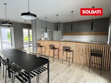 Departamento con jardín en Distrito Zug Caamaño Pilar – 2 ambientes, parrilla y 2 cocheras