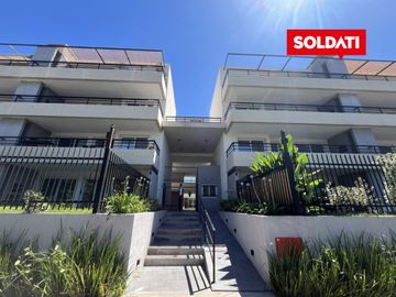 Departamento con jardín en Distrito Zug Caamaño Pilar – 2 ambientes, parrilla y 2 cocheras