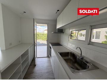 Departamento con jardín en Distrito Zug Caamaño Pilar – 2 ambientes, parrilla y 2 cocheras
