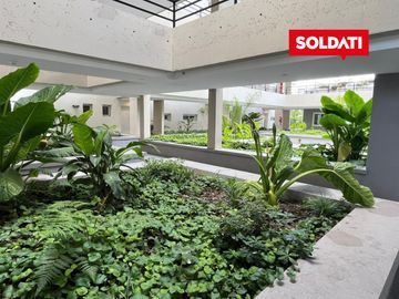 Departamento con jardín en Distrito Zug Caamaño Pilar – 2 ambientes, parrilla y 2 cocheras