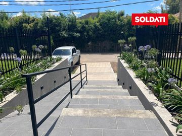 Departamento con jardín en Distrito Zug Caamaño Pilar – 2 ambientes, parrilla y 2 cocheras