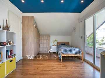 Alianza Francesa, excelente casa familiar con piscina.
