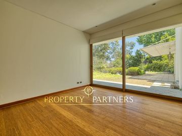 En condominio, gran jardin y muy luminosa