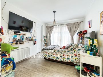 Casa con piscina y  Estudio independiente