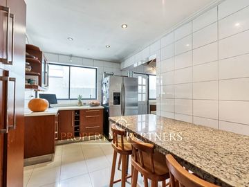 Casa con piscina y  Estudio independiente