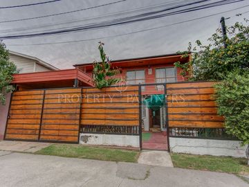Amplia Casa de 2 Pisos en Pasaje Cerrado | A Pasos de Colegios y Walker Martínez