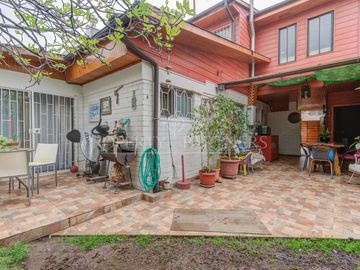 Amplia Casa de 2 Pisos en Pasaje Cerrado | A Pasos de Colegios y Walker Martínez