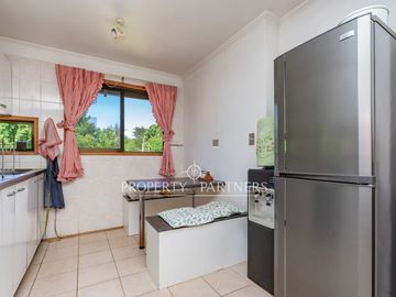 Parcela con Dos Casas en Condominio Consolidado: Espacio, Privacidad y Gran Plusvalía.