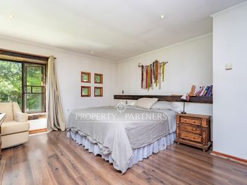 Parcela con Dos Casas en Condominio Consolidado: Espacio, Privacidad y Gran Plusvalía.