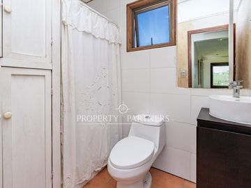 Parcela con Dos Casas en Condominio Consolidado: Espacio, Privacidad y Gran Plusvalía.