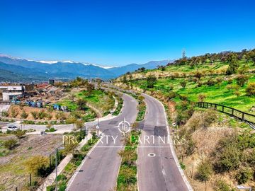 Terrenos en Condominio Fundo La Dehesa. Cercanía a colegio Craighouse