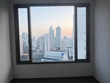 1-BR Condo at The Edge Sukhumvit 23 near MRT Sukhumvit