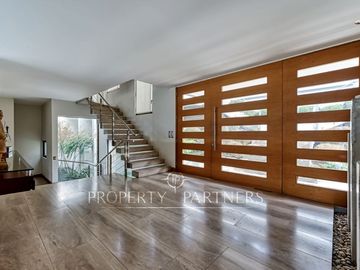 Excelente casa Mediterranea en barrio privado.