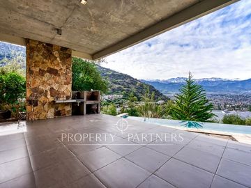 Excelente casa Mediterranea en barrio privado.
