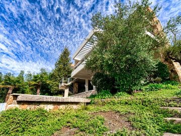 Excelente casa Mediterranea en barrio privado.