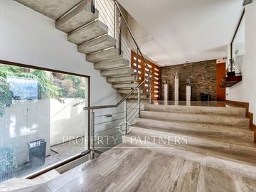 Excelente casa Mediterranea en barrio privado.