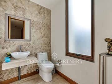 Excelente casa Mediterranea en barrio privado.