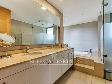 Excelente casa Mediterranea en barrio privado.