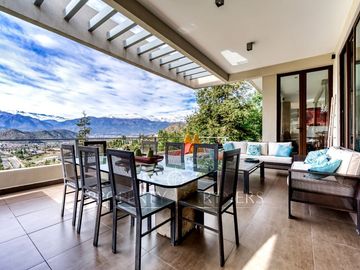 Excelente casa Mediterranea en barrio privado.