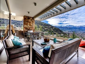 Excelente casa Mediterranea en barrio privado.