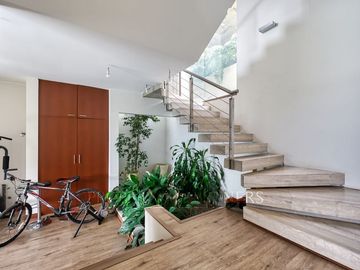 Excelente casa Mediterranea en barrio privado.