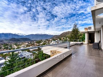 Excelente casa Mediterranea en barrio privado.