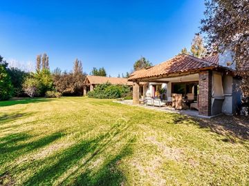 Casa con excelente conexión a autopistas y cercana a colegios