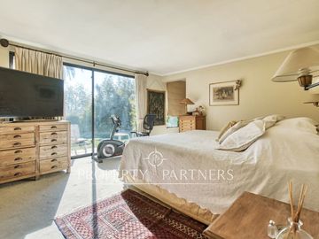 Amplia casa con gran jardín y excelente ubicación, cercana a colegios, universidades y centros comerciales.