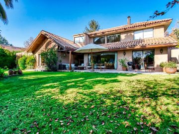Amplia casa con gran jardín y excelente ubicación, cercana a colegios, universidades y centros comerciales.