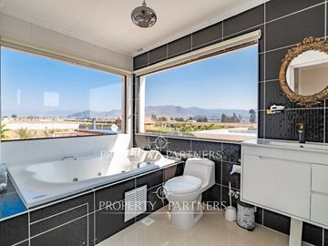 Increíble casa en condominio con gran terreno ubicada en Altovalsol
