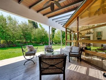 Casa vanguardista estilo mediterráneo en exclusivo condominio Lomas de La Dehesa
