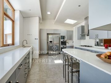 Casa vanguardista estilo mediterráneo en exclusivo condominio Lomas de La Dehesa