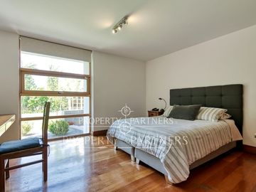 Casa vanguardista estilo mediterráneo en exclusivo condominio Lomas de La Dehesa