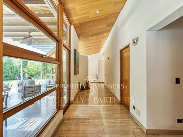 Casa vanguardista estilo mediterráneo en exclusivo condominio Lomas de La Dehesa