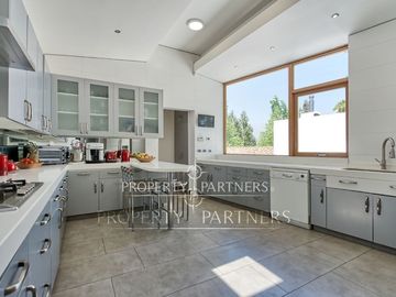 Casa vanguardista estilo mediterráneo en exclusivo condominio Lomas de La Dehesa