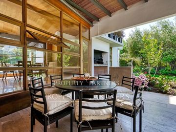 Casa vanguardista estilo mediterráneo en exclusivo condominio Lomas de La Dehesa
