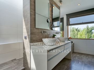 Casa vanguardista estilo mediterráneo en exclusivo condominio Lomas de La Dehesa