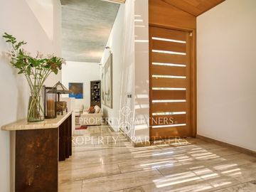 Casa vanguardista estilo mediterráneo en exclusivo condominio Lomas de La Dehesa