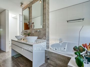 Casa vanguardista estilo mediterráneo en exclusivo condominio Lomas de La Dehesa