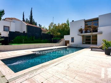 Casa vanguardista estilo mediterráneo en exclusivo condominio Lomas de La Dehesa